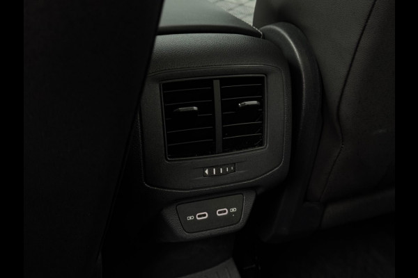 Volkswagen T-Roc 1.5 TSI R-Line 11-2025 IQ LIGHT NAVI CAMERA CLIMATE SPORTVELGEN