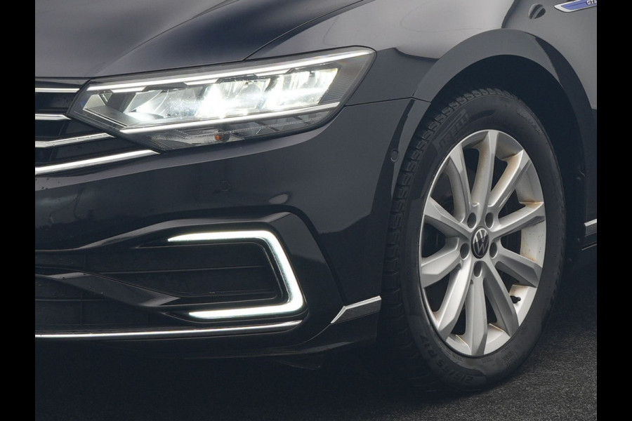 Volkswagen Passat Variant GTE Business Plug In Hybrid 218pk Dealer O.H PHEV | Panodak | Adaptive Cruise |  Sportstoelen Massage & Verwarmd | Camera | Apple Carplay |  BLIS | LED Koplampen |