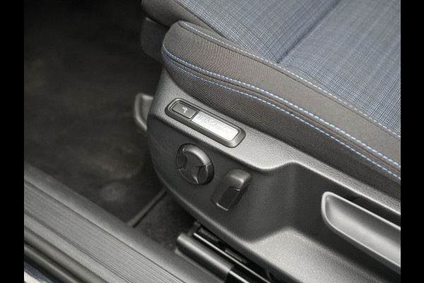 Volkswagen Passat Variant GTE Business Plug In Hybrid 218pk Dealer O.H PHEV | Panodak | Adaptive Cruise |  Sportstoelen Massage & Verwarmd | Camera | Apple Carplay |  BLIS | LED Koplampen |