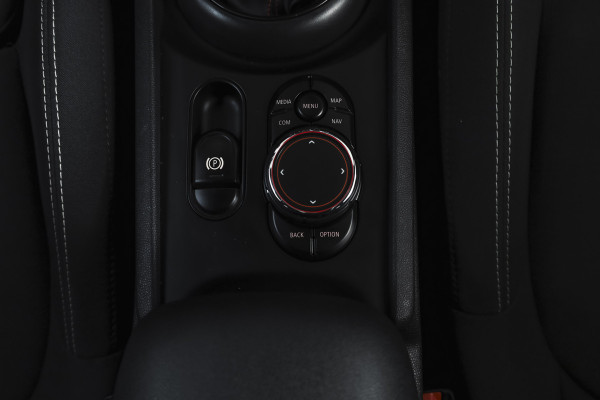 MINI Clubman 1.5 One Chili 100 PK | Cruise | Stoelverw. | Harman/Kardon | PDC | Camera | NAV + App. Connect | ECC | LM 18" |