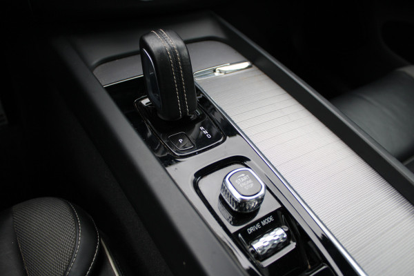 Volvo XC60 2.0 Recharge T6 AWD R-Design | Trekhaak | Adaptieve cruise | Panoramadak | H&K | Winterpack |