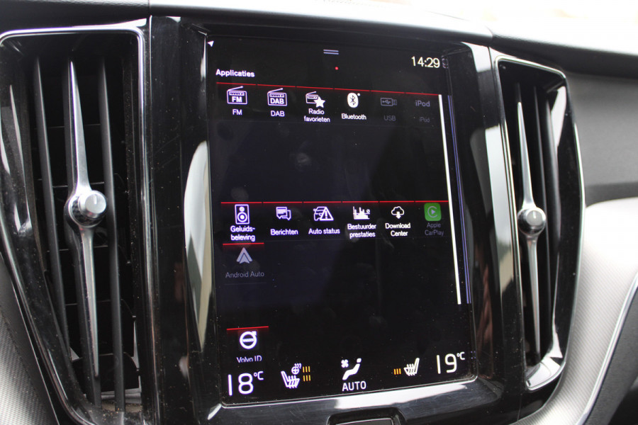 Volvo XC60 2.0 Recharge T6 AWD R-Design | Trekhaak | Adaptieve cruise | Panoramadak | H&K | Winterpack |