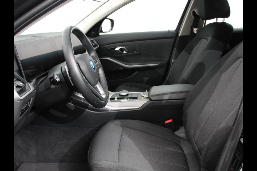 BMW 3 Serie Touring 320e Plug in Hybride | Climate control | Adaptive Cruise Control | Parkeersensoren | Navigatie | LED | Apple Carplay/ Android Auto | Camera