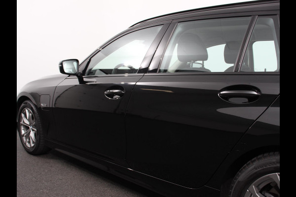 BMW 3 Serie Touring 320e Plug in Hybride | Climate control | Adaptive Cruise Control | Parkeersensoren | Navigatie | LED | Apple Carplay/ Android Auto | Camera
