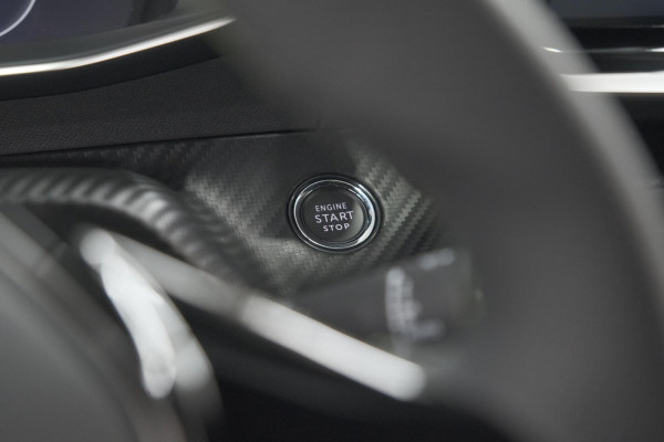 Peugeot e-2008 EV GT 50 kWh | Camera | Navigatie | Apple Carplay | Parkeersensoren