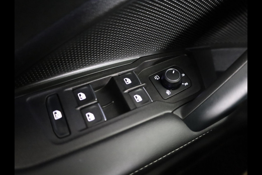 Volkswagen Tayron 1.5 eHybrid R-Line Edition 204PK | Automaat (DSG) | Panoramadak | Black Style pakket | Wegklapbare trekhaak | Verlengde garantie