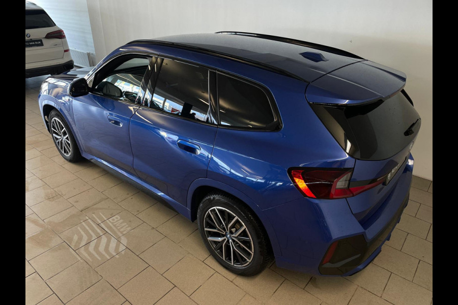 BMW X1 XDrive30e M Pakket 327PK AUTOMAAT AIRCO NAVI CRUISE BT STUURVERWARMING 360 CAMERA LED MET LAK TREKHAAK CENT VERG NIEUWSTAAT