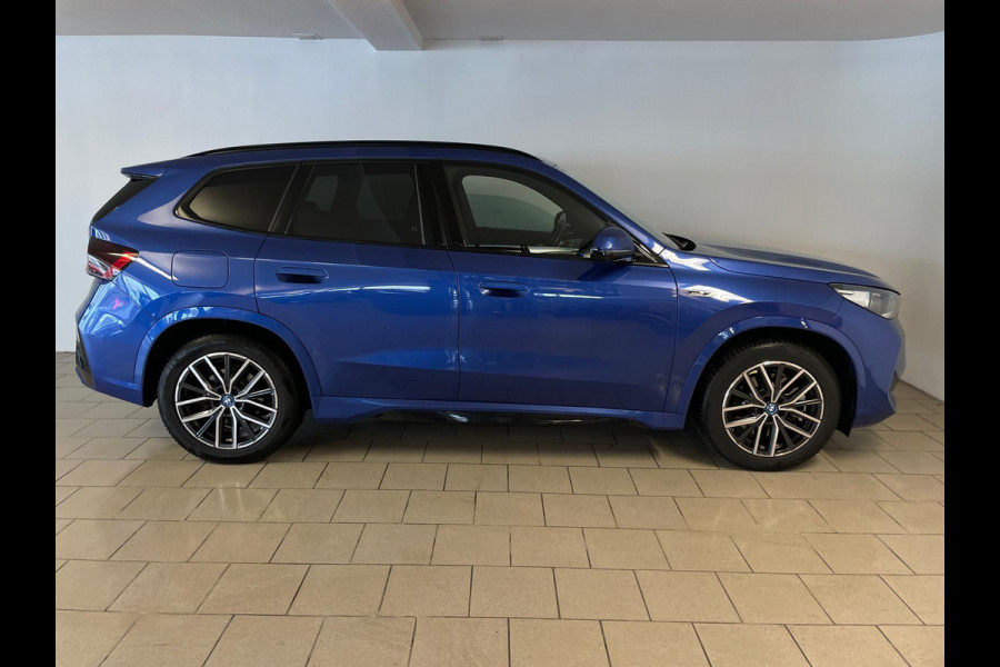 BMW X1 XDrive30e M Pakket 327PK AUTOMAAT AIRCO NAVI CRUISE BT STUURVERWARMING 360 CAMERA LED MET LAK TREKHAAK CENT VERG NIEUWSTAAT