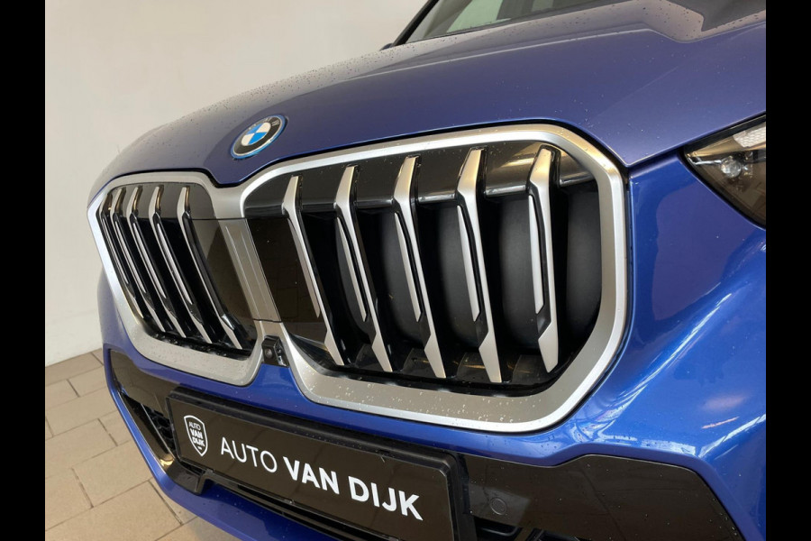 BMW X1 XDrive30e M Pakket 327PK AUTOMAAT AIRCO NAVI CRUISE BT STUURVERWARMING 360 CAMERA LED MET LAK TREKHAAK CENT VERG NIEUWSTAAT