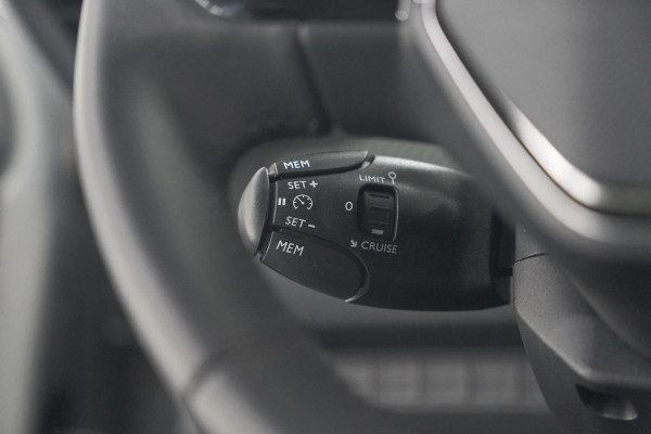 Peugeot 208 PureTech 100 Allure | Gris Selenium | Apple Carplay | Parkeersensoren | Climate Control