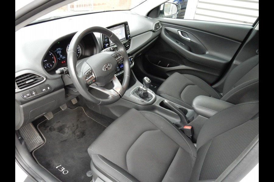 Hyundai i30 1.0 T-GDI*NAVI*CR CONTR*CAMERA*KEYLESS*
