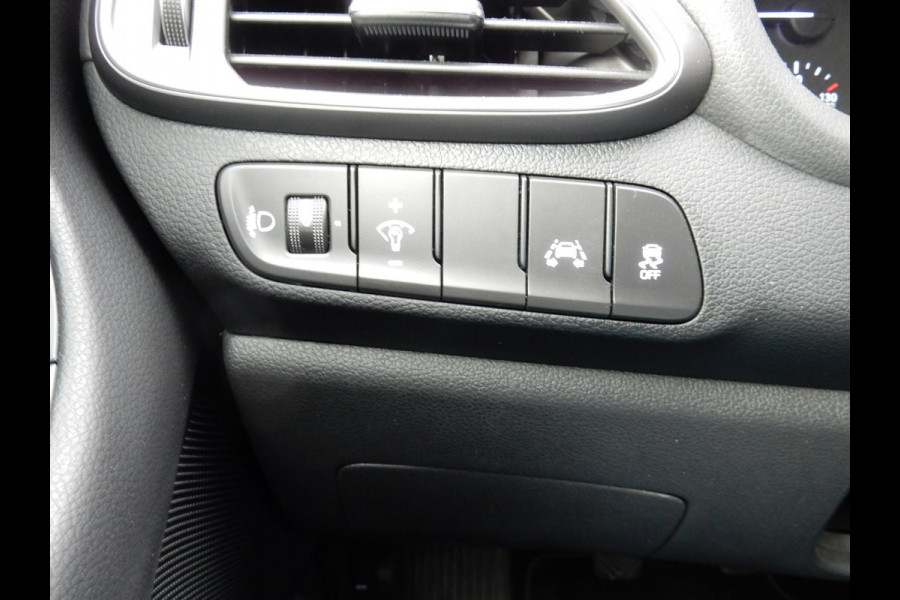 Hyundai i30 1.0 T-GDI*NAVI*CR CONTR*CAMERA*KEYLESS*