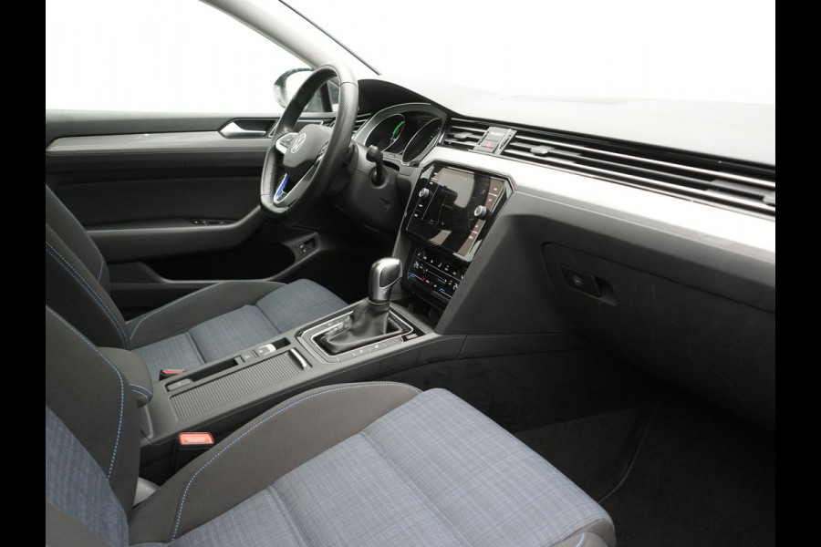 Volkswagen Passat Variant GTE Business Plug In Hybrid 218pk Dealer O.H PHEV | Panodak | Adaptive Cruise |  Sportstoelen Massage & Verwarmd | Camera | Apple Carplay |  BLIS | LED Koplampen |