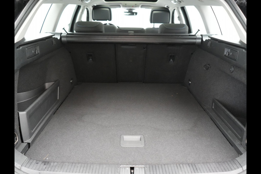 Volkswagen Passat Variant GTE Business Plug In Hybrid 218pk Dealer O.H PHEV | Panodak | Adaptive Cruise |  Sportstoelen Massage & Verwarmd | Camera | Apple Carplay |  BLIS | LED Koplampen |