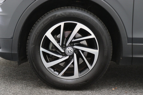 Volkswagen Tiguan 1.5 TSI ACT Comfortline Business LED, Navigatie, ACC, Trekhaak, Lane Assist, PDC