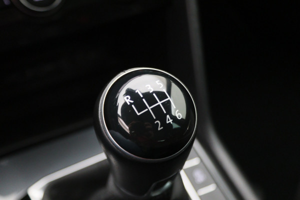 Volkswagen Tiguan 1.5 TSI ACT Comfortline Business LED, Navigatie, ACC, Trekhaak, Lane Assist, PDC