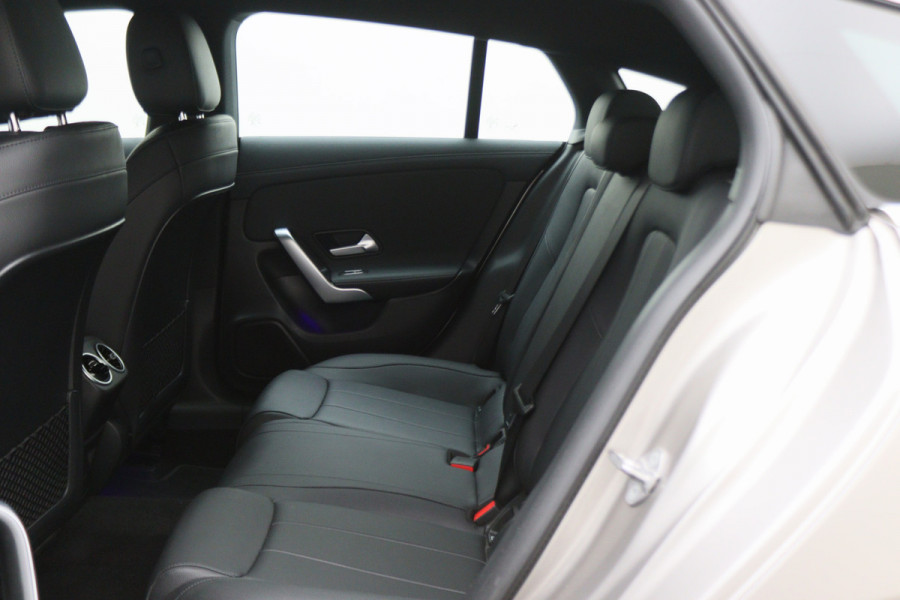 Mercedes-Benz CLA-Klasse Shooting Brake 180 Business Solution Luxury Leer, Camera, Apple Carplay, Sfeerverlichting, LED, PDC