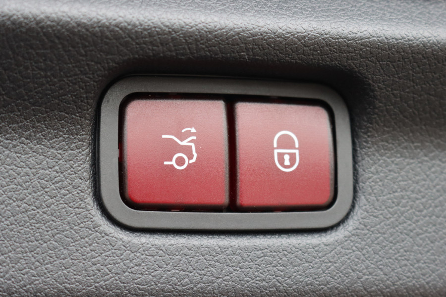 Mercedes-Benz EQE 300 AMG Line 90 kWh | Airmatic | Distronic | Panoramadak | Warmtepomp | Memory | Camera | Keyless Go | Dodehoekassistent | High Perf. LED |