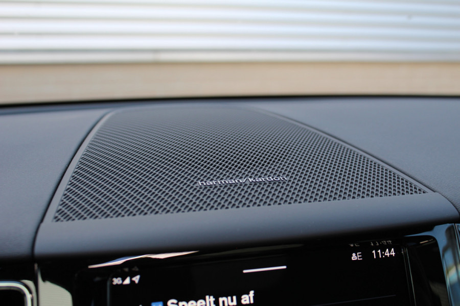 Volvo XC60 2.0 T6 PHEV Plus Black Edition | Elek. Trekhaak | 360 | Panoramadak | H&K | 360 camera