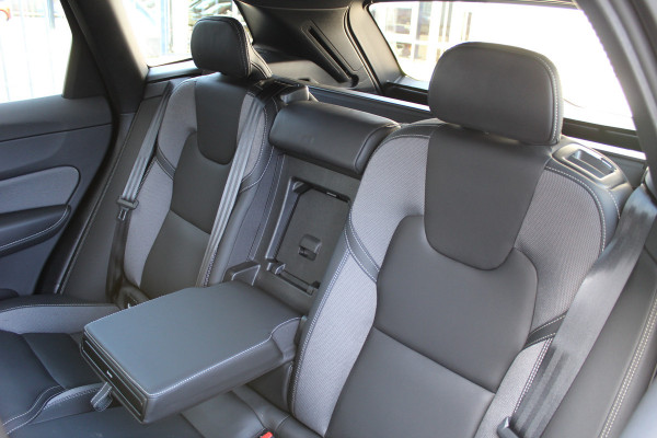 Volvo XC60 2.0 T6 PHEV Plus Black Edition | Elek. Trekhaak | 360 | Panoramadak | H&K | 360 camera