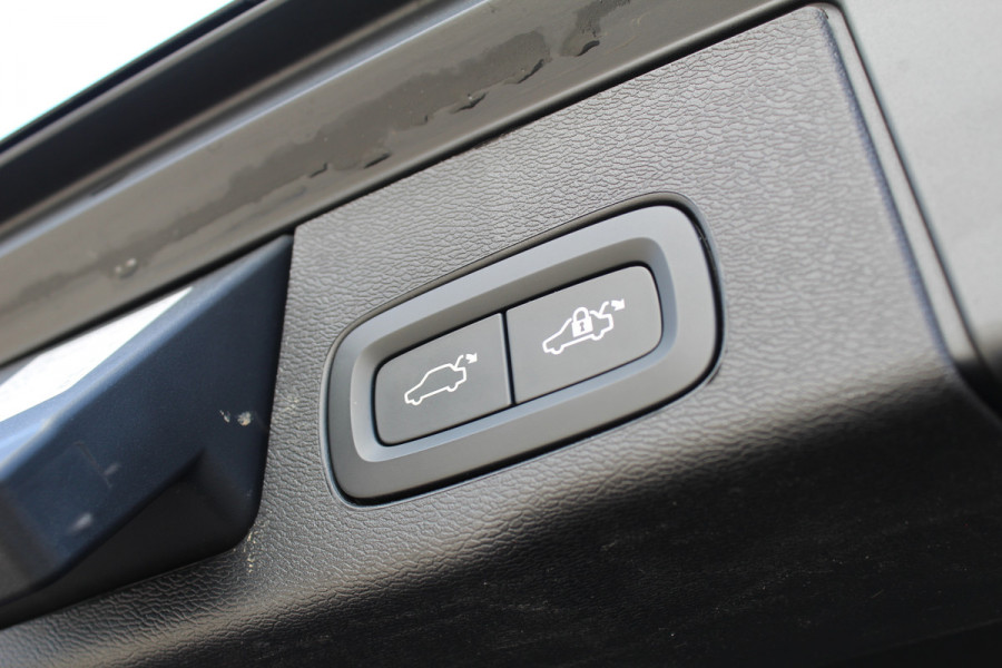 Volvo XC60 2.0 T6 PHEV Plus Black Edition | Elek. Trekhaak | 360 | Panoramadak | H&K | 360 camera