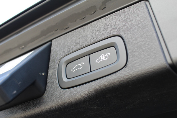 Volvo XC60 2.0 T6 PHEV Plus Black Edition | Elek. Trekhaak | 360 | Panoramadak | H&K | 360 camera