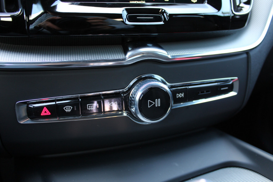 Volvo XC60 2.0 T6 PHEV Plus Black Edition | Elek. Trekhaak | 360 | Panoramadak | H&K | 360 camera