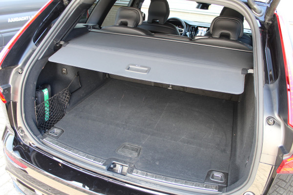 Volvo XC60 2.0 T6 PHEV Plus Black Edition | Elek. Trekhaak | 360 | Panoramadak | H&K | 360 camera