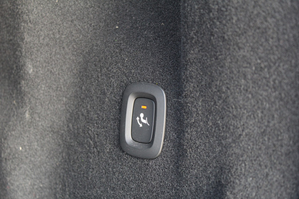 Volvo XC60 2.0 T6 PHEV Plus Black Edition | Elek. Trekhaak | 360 | Panoramadak | H&K | 360 camera