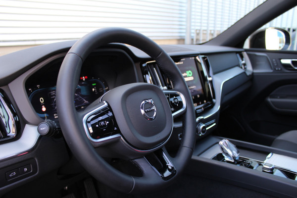 Volvo XC60 2.0 T6 PHEV Plus Black Edition | Elek. Trekhaak | 360 | Panoramadak | H&K | 360 camera