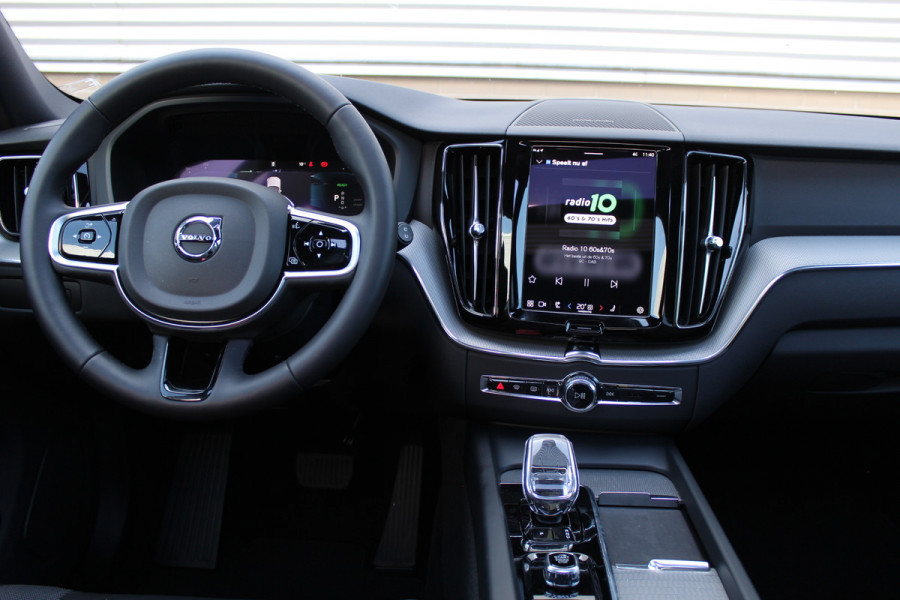 Volvo XC60 2.0 T6 PHEV Plus Black Edition | Elek. Trekhaak | 360 | Panoramadak | H&K | 360 camera