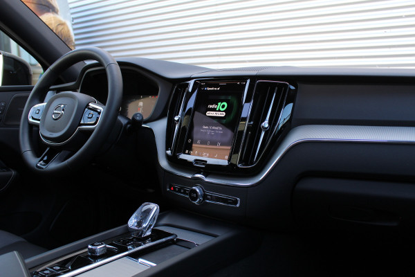 Volvo XC60 2.0 T6 PHEV Plus Black Edition | Elek. Trekhaak | 360 | Panoramadak | H&K | 360 camera