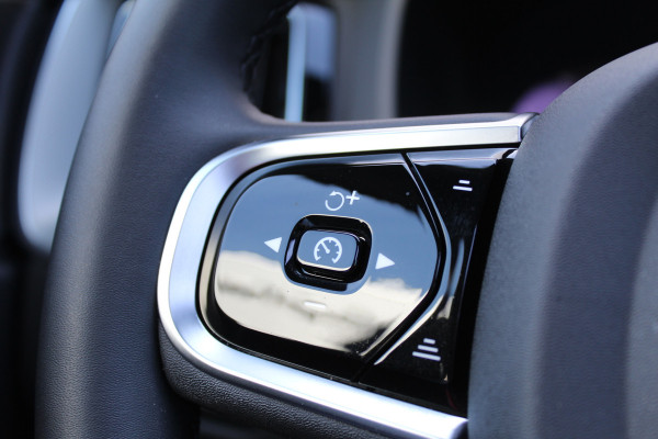 Volvo XC60 2.0 T6 PHEV Plus Black Edition | Elek. Trekhaak | 360 | Panoramadak | H&K | 360 camera