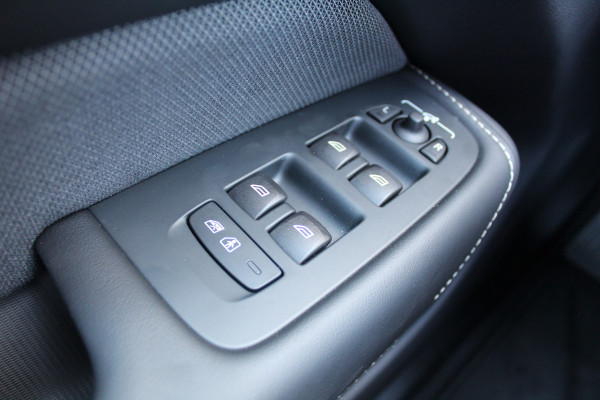 Volvo XC60 2.0 T6 PHEV Plus Black Edition | Elek. Trekhaak | 360 | Panoramadak | H&K | 360 camera