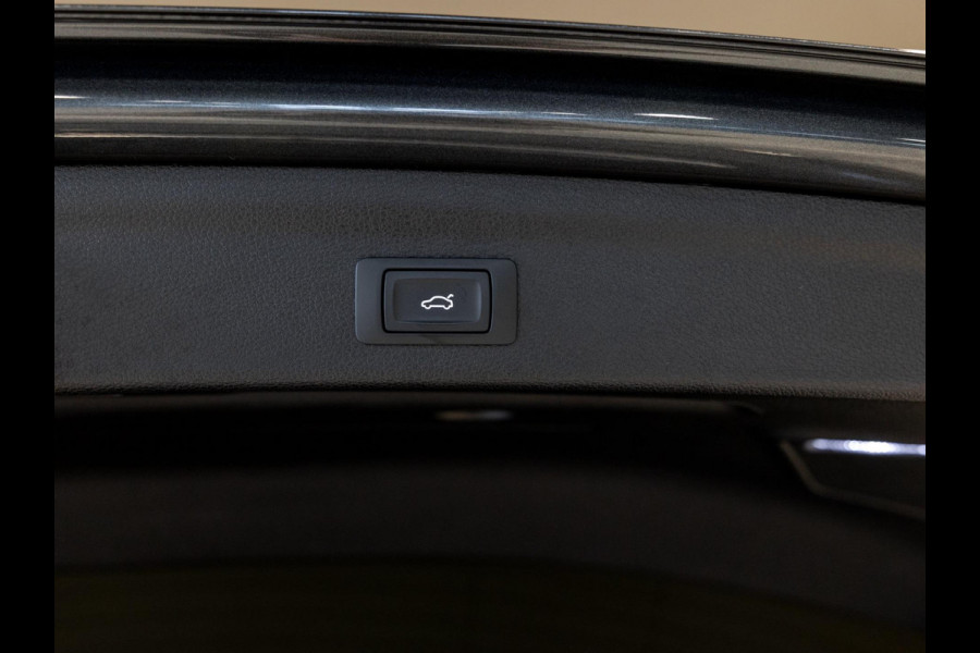 Audi Q3 35 TFSI 2x S Line / 150pk / Stoel en stuur verwarming / Achteruitrij camera / Sfeerverlichting /