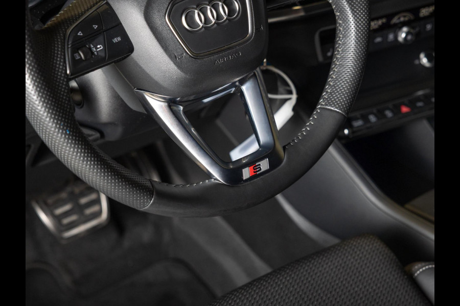 Audi Q3 35 TFSI 2x S Line / 150pk / Stoel en stuur verwarming / Achteruitrij camera / Sfeerverlichting /