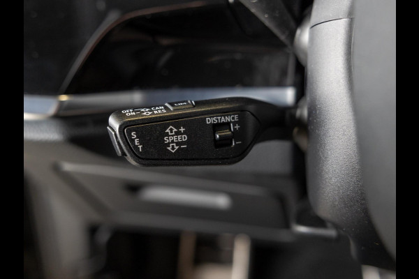 Audi Q3 35 TFSI 2x S Line / 150pk / Stoel en stuur verwarming / Achteruitrij camera / Sfeerverlichting /