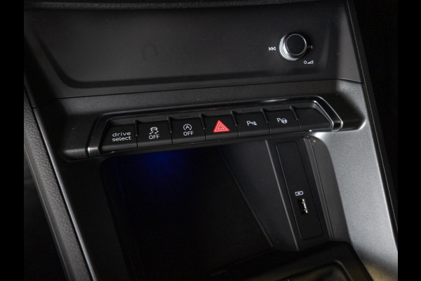 Audi Q3 35 TFSI 2x S Line / 150pk / Stoel en stuur verwarming / Achteruitrij camera / Sfeerverlichting /