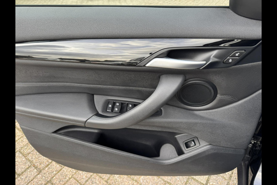 BMW X1 SDrive 1.8i High Executive Head Up display Climate Cruise Pano Leer Navi PDC voor en achter