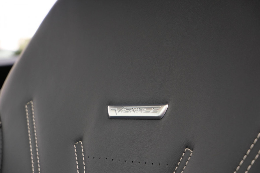 Ford Kuga 2.5 PHEV Vignale 225pk | Wegklapbare Trekhaak | Panoramadak | Adaptive cruise control | Head up Display | Leder | Bang&Olufsen | Dodehoeksensoren | Camera