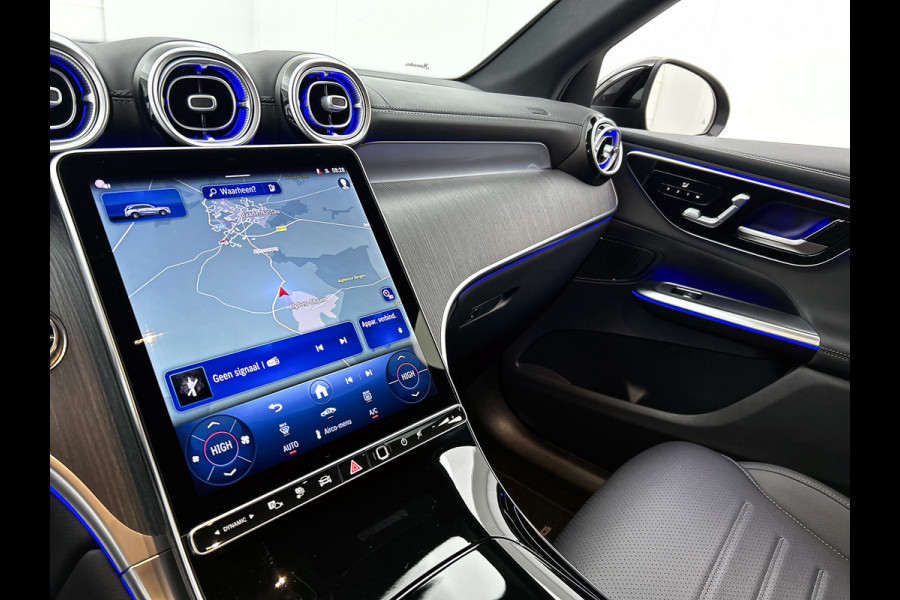 Mercedes-Benz GLC 300 e 4MATIC AMG Plug-In Hybride AMG Line | Night Pakket | Trekhaak | Offroad-Techniek Pakket | Distronic. Inclusief 24 maanden MB Certified garantie voor Europa.