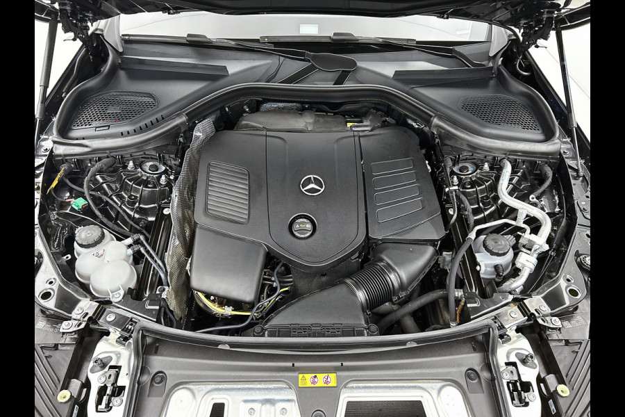 Mercedes-Benz GLC 300 e 4MATIC AMG Plug-In Hybride AMG Line | Night Pakket | Trekhaak | Offroad-Techniek Pakket | Distronic. Inclusief 24 maanden MB Certified garantie voor Europa.