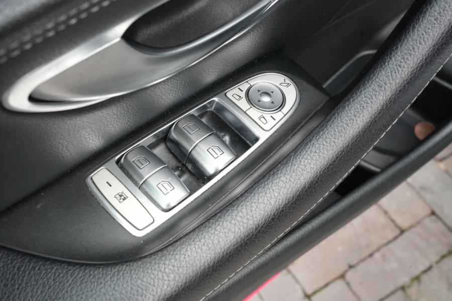 Mercedes-Benz E-Klasse 220 d Business Solution AMG Panoramadak WideScreen Ambient Luxe Leder