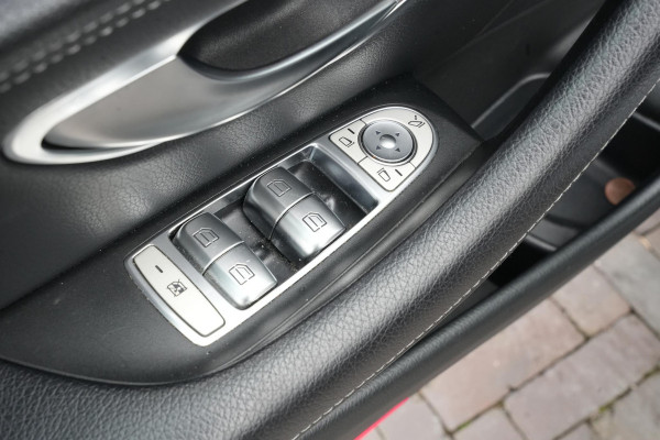 Mercedes-Benz E-Klasse 220 d Business Solution AMG Panoramadak WideScreen Ambient Luxe Leder