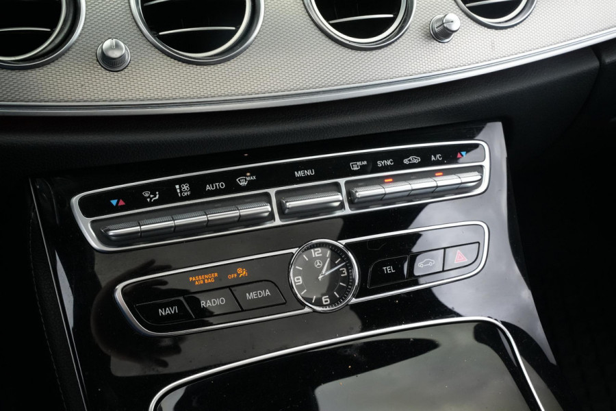 Mercedes-Benz E-Klasse 220 d Business Solution AMG Panoramadak WideScreen Ambient Luxe Leder