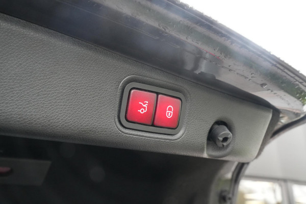 Mercedes-Benz E-Klasse 220 d Business Solution AMG Panoramadak WideScreen Ambient Luxe Leder