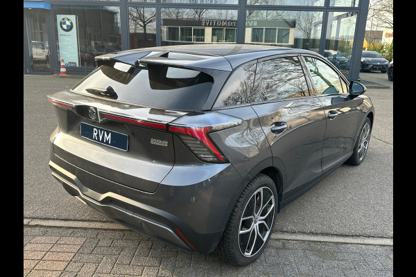 MG Mg4 electric Luxury 64 kWh |LONG RANGE|  11.000KM! | 7 JAAR GARANTIE BIJ MG| SUPER COMPLETE AUTO| RONDOMZICHT CAMERA| STOEL+ STUUR VERWARMING| DODE HOEK