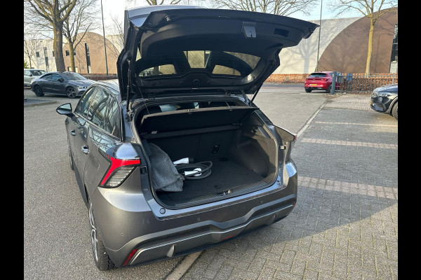 MG Mg4 electric Luxury 64 kWh |LONG RANGE|  11.000KM! | 7 JAAR GARANTIE BIJ MG| SUPER COMPLETE AUTO| RONDOMZICHT CAMERA| STOEL+ STUUR VERWARMING| DODE HOEK