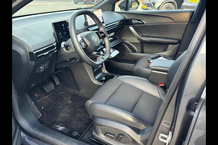 MG Mg4 electric Luxury 64 kWh |LONG RANGE|  11.000KM! | 7 JAAR GARANTIE BIJ MG| SUPER COMPLETE AUTO| RONDOMZICHT CAMERA| STOEL+ STUUR VERWARMING| DODE HOEK