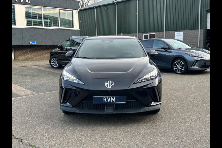 MG Mg4 electric Luxury 64 kWh | 20.000KM! | 7 JAAR GARANTIE BIJ MG| SUPER COMPLETE AUTO| RONDOMZICHT CAMERA| STOEL+ STUUR VERWARMING| DODE HOEK